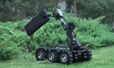 Mobilny robot Eod ze stopu aluminium, z wyciągniętymi ramionami i systemem sterowania